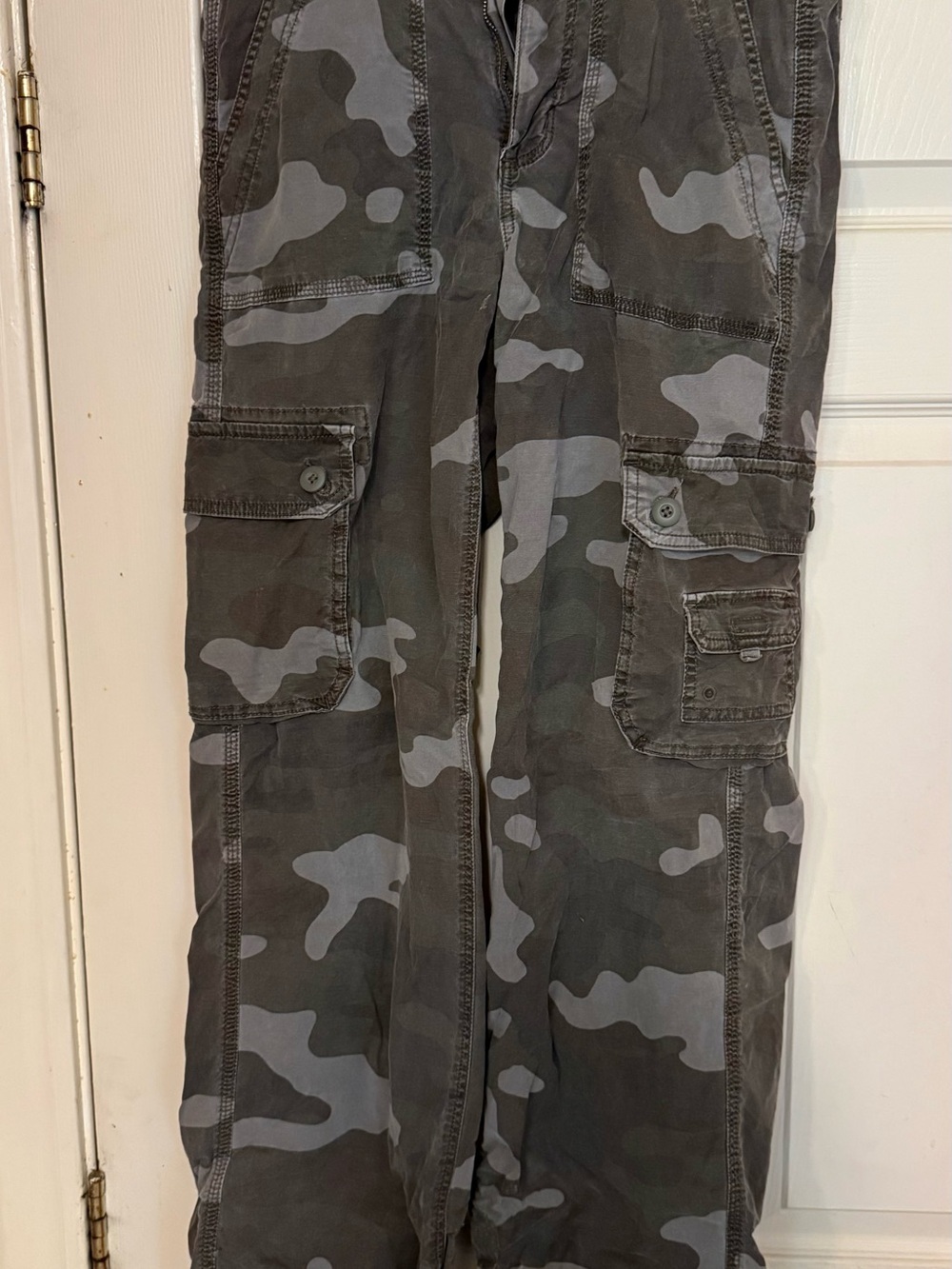 American Eagle Outfitters womens size 6 long Camouflage Cargo Pants